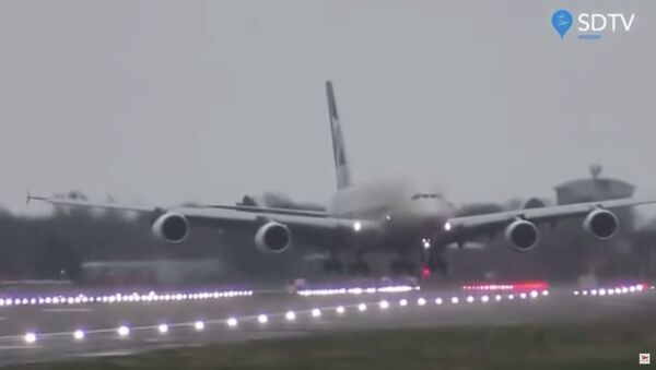 Avion Erbas A380 sleće na aerodrom Hitrou u Londonu - Sputnik Srbija