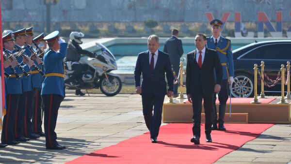 Ministar odbrane Ruske Federacije ispred Palate „Srbija“ sa ministrom odbrane Srbije Aleksandrom Vulinom - Sputnik Srbija