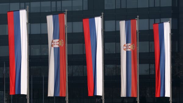 Srpske i ruske zastave ispred Palate Srbije u Beogradu - Sputnik Srbija