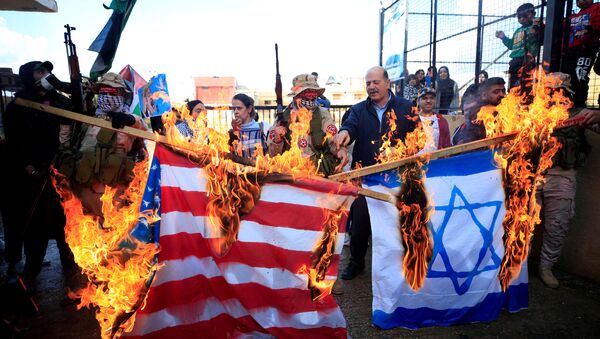 Демонстранти пале америчку и израелску заставу на протесту против плана америчког председника о Блиском истоку у Либану - Sputnik Србија