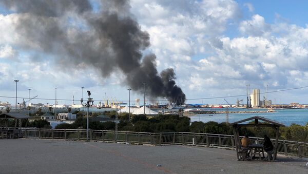 Дим након експлозије у луци у либијском Триполију - Sputnik Србија