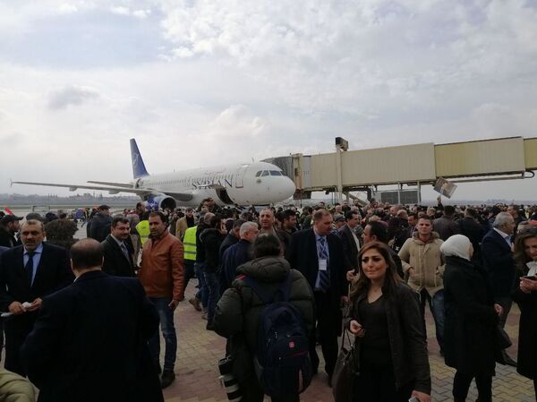 После осам година рата обновљен аеродром у Алепу, први лет из Дамаска /видео/ После осам година рата обновљен аеродром у Алепу, први лет из Дамаска /видео/ - Sputnik Србија