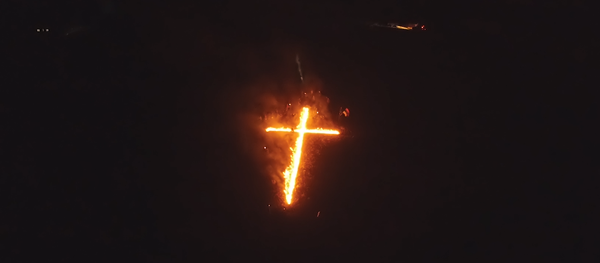 Krst gori - Sputnik Srbija