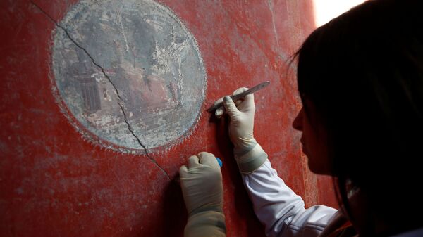 Рестауратор ради на зидној слици у Кући љубавника, „Casa degli Amanti“ у античком граду Помпеји. - Sputnik Србија
