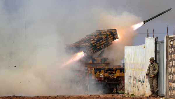Турски мобилни вишецевни бацач ракета пуца на положаје сиријских владиних снага у провинцији Идлиб - Sputnik Србија