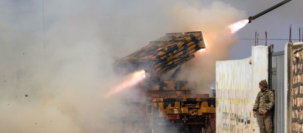 Turski mobilni višecevni bacač raketa puca na položaje sirijskih vladinih snaga u provinciji Idlib - Sputnik Srbija