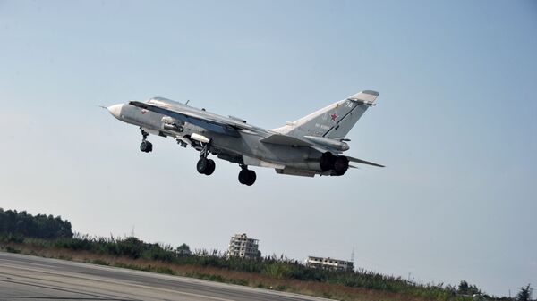 Ruski bombarder Su-24 poleće sa baze Hmejmim u sirijskoj provinciji Latakija - Sputnik Srbija