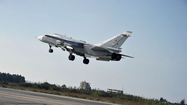 Руски бомбардер Су-24 полеће са базе Хмејмим у сиријској провинцији Латакија - Sputnik Србија