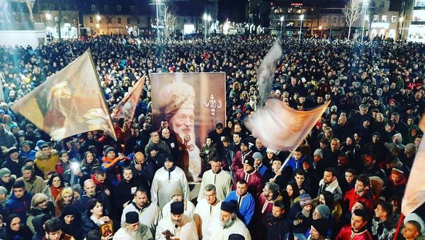 Никшићани су након молебана изашли на литију у великом броју носећи билборд са ликом патријарха Павла - Sputnik Србија