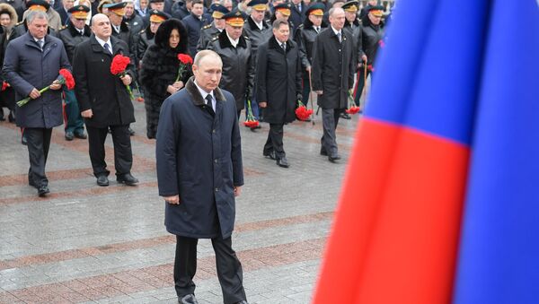 Predsednik Rusije Vladimir Putin polaže venac na grob Neznanog junaka - Sputnik Srbija
