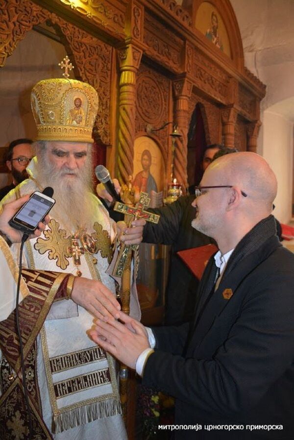 Mitropolit Amfilohije uručio orden članu Beogradskog sindikata koji je uspeo da uđe u Crnu Goru Mitropolit Amfilohije uručio orden članu Beogradskog sindikata koji je uspeo da uđe u Crnu Goru - Sputnik Srbija