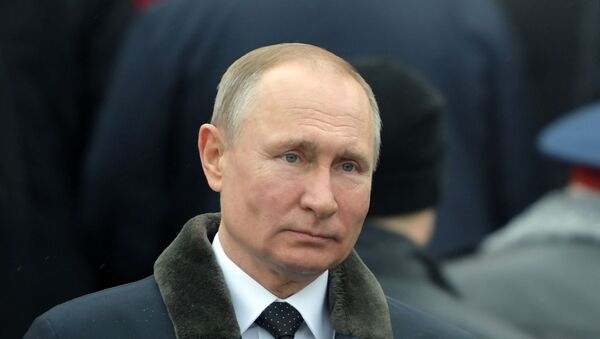 Predsednik Rusije Vladimir Putin polaže venac na Spomenik neznanom junaku u Moskvi - Sputnik Srbija