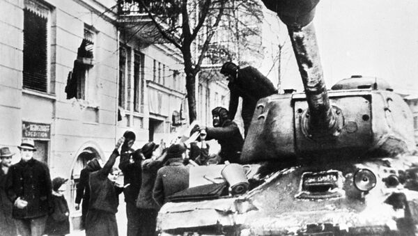 Stanovnici Poznanja dočekuju sovjetske vojnike u Drugom svetskom ratu - Sputnik Srbija