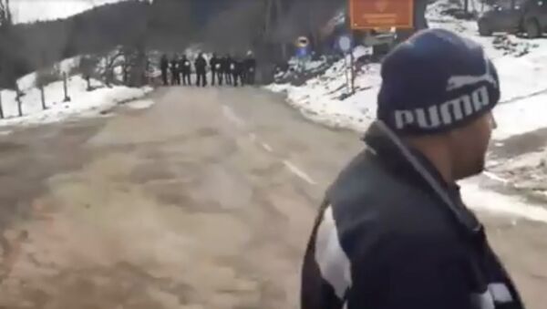 Kordon policije na granici Crne Gore zabranio ulazak građana Srpske iz Čajniča na litiju - Sputnik Srbija