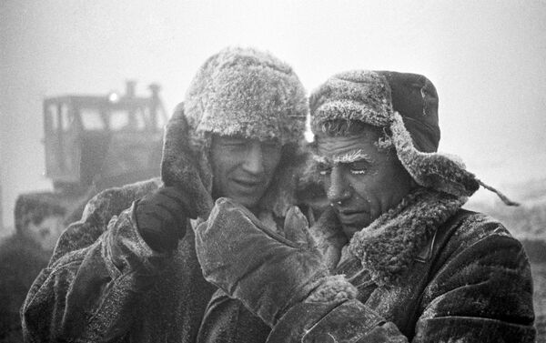 Muškarci sa ušankama na ruskoj zimi - Sputnik Srbija
