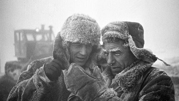 Muškarci sa ušankama na ruskoj zimi - Sputnik Srbija