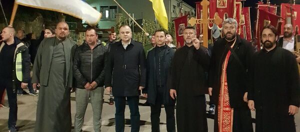 Градоначелници Требиња и Херцег Новог, Мирко Ђачић и Стеван Катић са свештенством на литији у Херцег Новом - Sputnik Србија