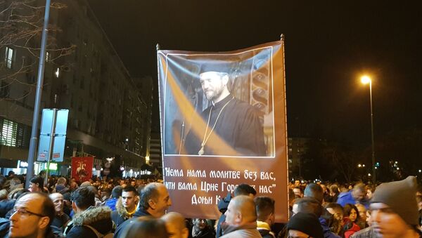 Плакат са ликом и цитатом оца Гојка Перовића - Sputnik Србија