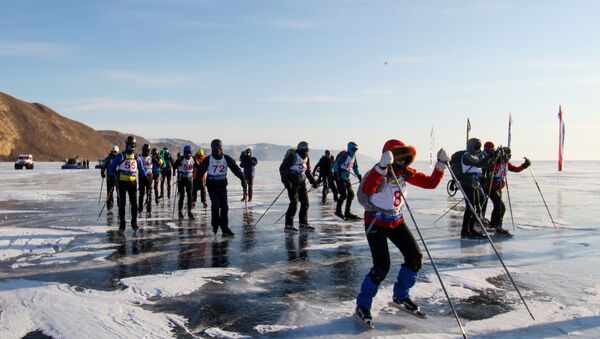 Učesnici ekstremne trke po ledu na Bajkalskom jezeru Ledena oluja - Sputnik Srbija