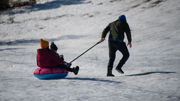 Porodica odmara na skijalištu na Krimu - Sputnik Srbija