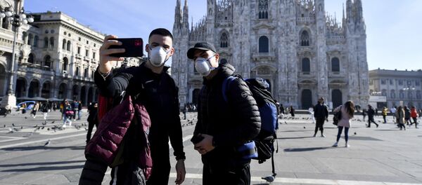 Turisti ispred katedrale Duomo u Milanu - Sputnik Srbija