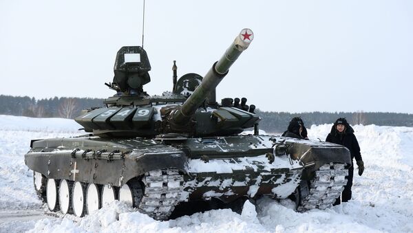 Vojnici pored tenka T-72 na vojnim vežbama - Sputnik Srbija