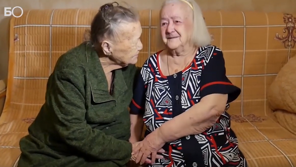  Sastale se sestre koje su razdvojene za vreme Staljingradske bitke  - Sputnik Srbija
