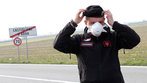 Италијански полицајац носи маску током патроле у граду Кастиљоне Д'Ада - Sputnik Србија