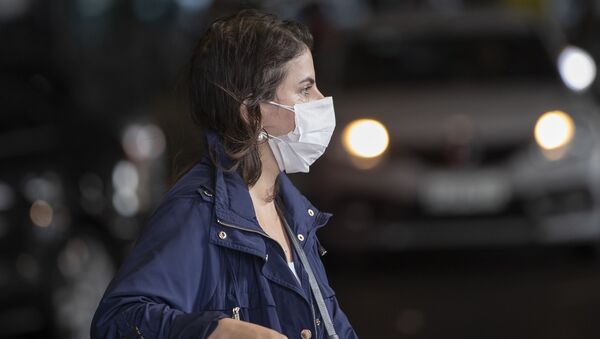 Путница на аеродрому у Сао Паулу са заштитном маском због коронавируса - Sputnik Србија