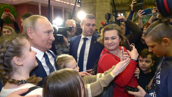 Руски председник Владимир Путин фотографисао се с првим посетиоцима забавног парка „Острво маште у Москви - Sputnik Србија
