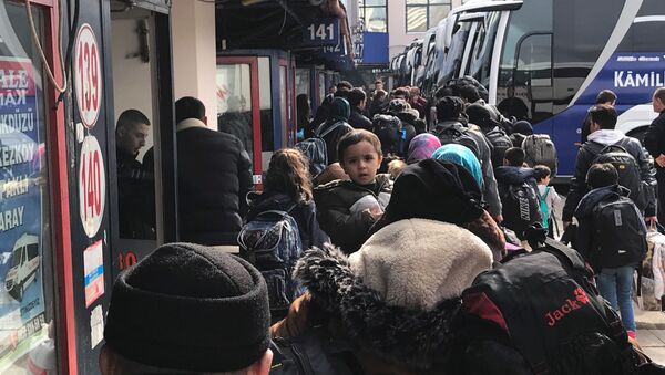 Сиријске избеглице на аутобуској станици у Турској - Sputnik Србија