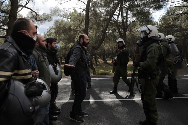 Aпокалипса данас: Уместо отворених врата мигранте дочекале затворене границе - Sputnik Србија