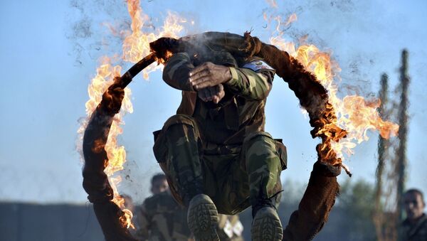 Турски војник у сиријској армији на војној вежби пролази кроз ужарени обруч - Sputnik Србија