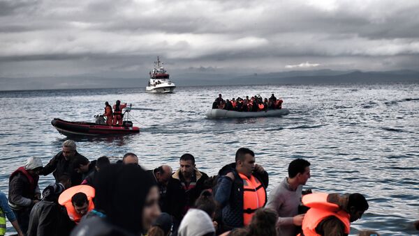 Migranti na čamcima blizu grčke obale - Sputnik Srbija