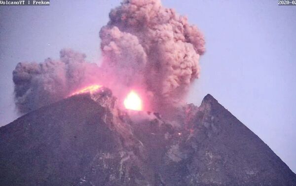 Jaka erupcija vulkana Merapi u Indoneziji - Sputnik Srbija