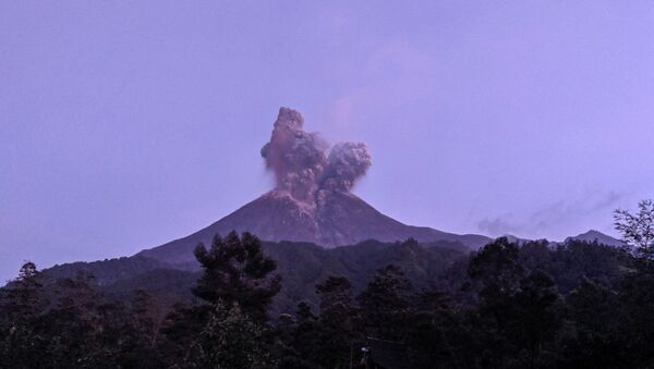 Jaka erupcija vulkana Merapi u Indoneziji  - Sputnik Srbija