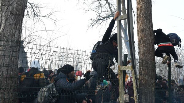 Избеглице покушавају да пређу границу - Sputnik Србија
