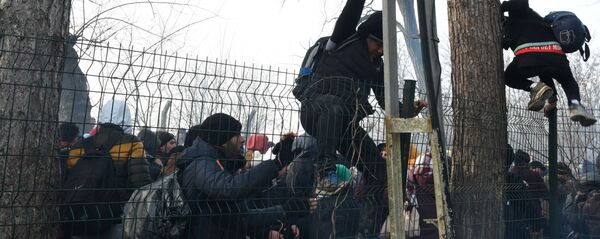 Izbeglice pokušavaju da pređu granicu - Sputnik Srbija