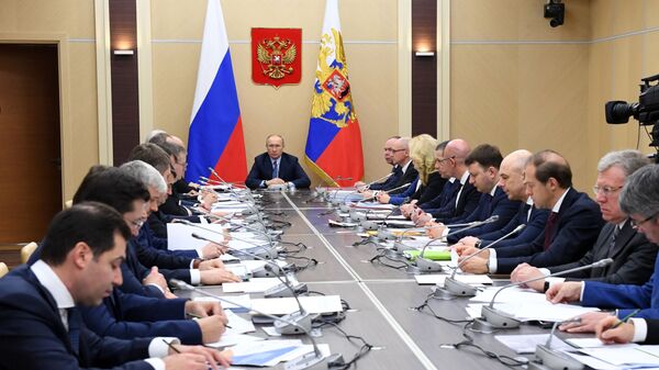 Vladimir Putin sa članovima Vlade - Sputnik Srbija