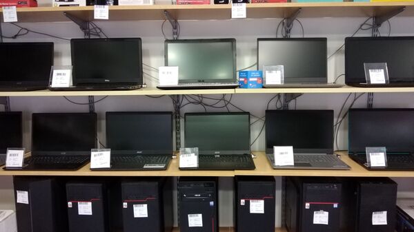 У продавницама које смо обишли, како су нам рекли, могуће је наћи само јефтиније моделе лаптопова, јер су купци са дубљим џепом, у страху да ће епидемија новог вируса грипа потрајати, купили најбоље из понуде. - Sputnik Србија