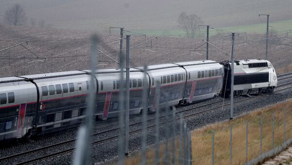 Super-brzi voz TGV izleteo iz šina u Francuskoj  - Sputnik Srbija