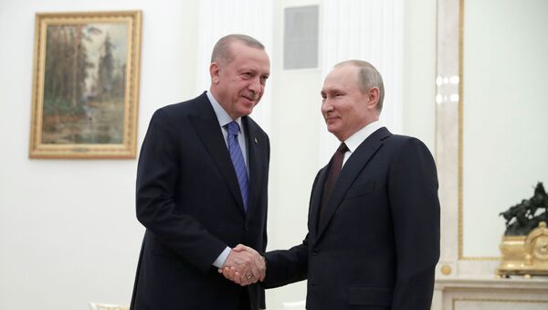Руски председник Владимир Путин рукује се са турским председником Реџепом Ердоганом током састанка у Москви - Sputnik Србија