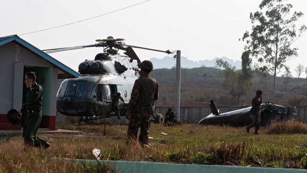 Mjanmarski vojnici kraj helikoptera koji se srušio. - Sputnik Srbija