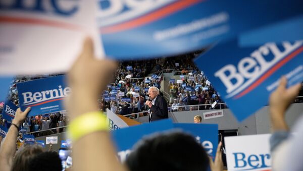 Predsednički kandidat Demokrata Berni Sanders obraća se pristalicama u Feniksu, Arizona. - Sputnik Srbija