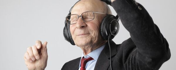 Пензионер слуша музику и игра Пензионер слуша музику и игра - Sputnik Србија