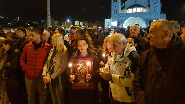 Народ окупљен испред Саборног храма у Подгорици - Sputnik Србија