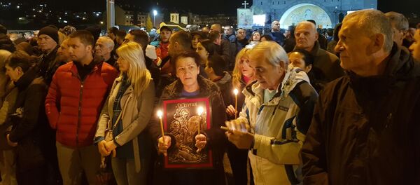 Народ окупљен испред Саборног храма у Подгорици Народ окупљен испред Саборног храма у Подгорици - Sputnik Србија