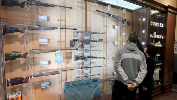 Продаја оружја у продавници у Москви - Sputnik Србија