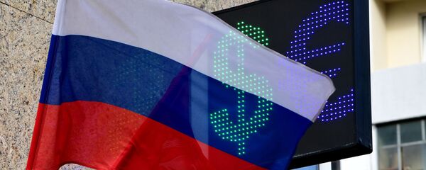 Znaci evra i dolara na kursnoj listi menjačnice u Moskvi. Znaci evra i dolara na kursnoj listi menjačnice u Moskvi. - Sputnik Srbija