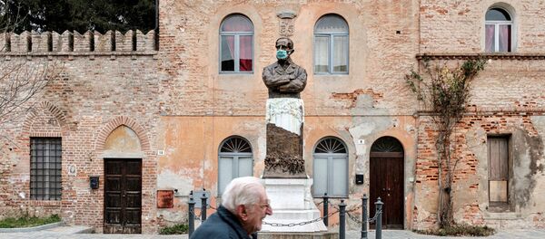 Statua w medycznej masce w San Fiorano, Włochy - Sputnik Srbija